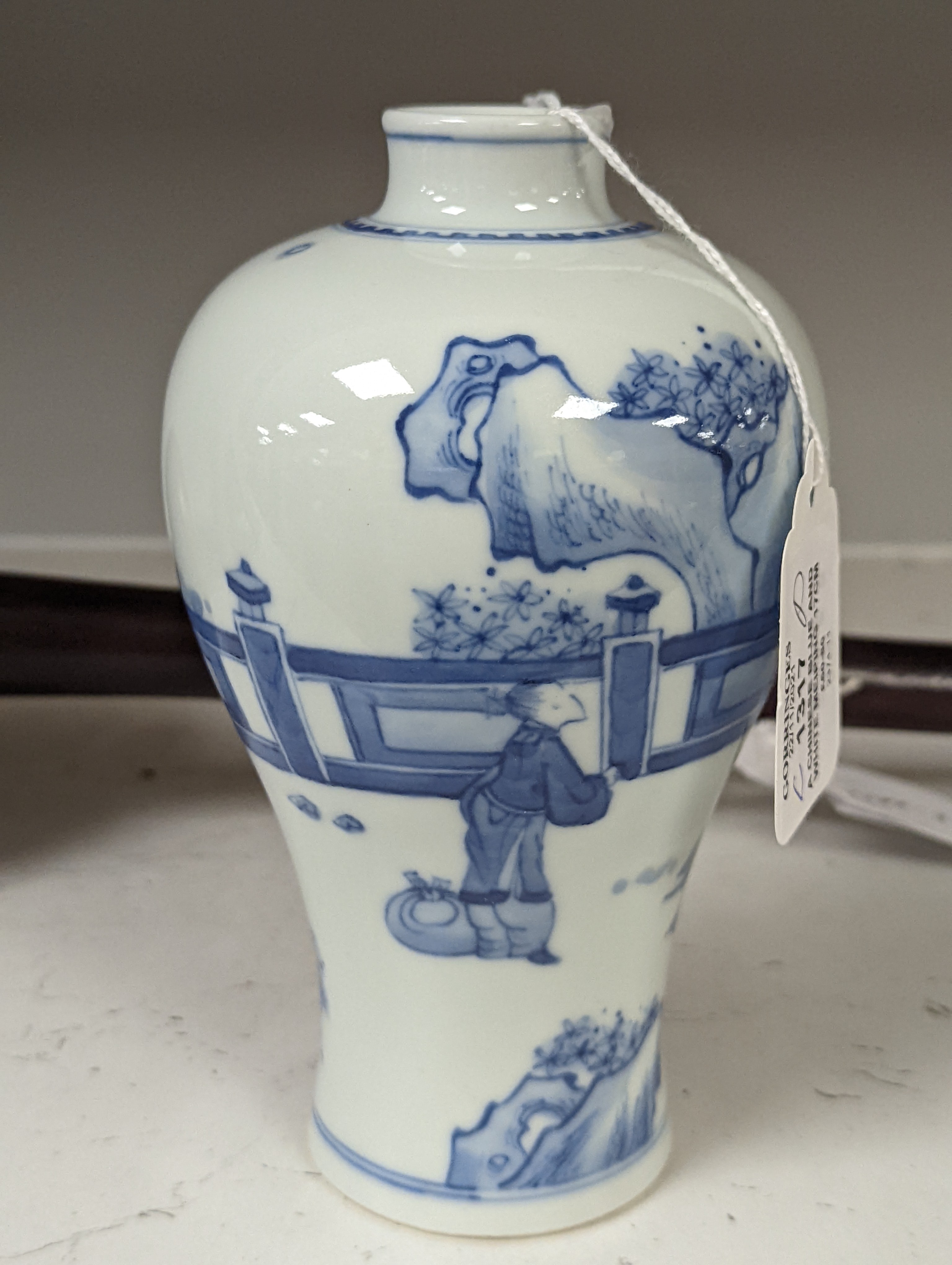 A Chinese blue and white Meiping 17cm